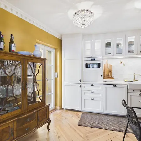 Elegant 3br Townhouse W/ En-suite Baths - Mouraria | By Airnest * Lizbona