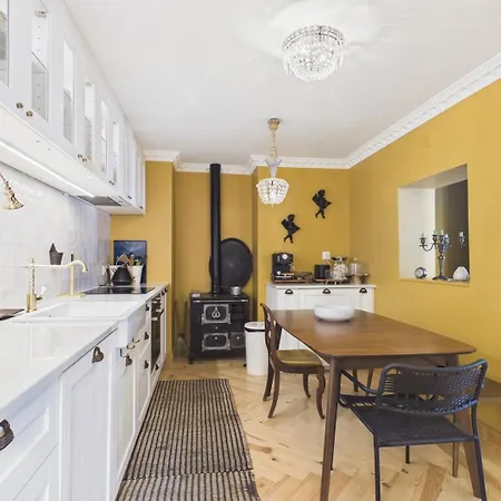 Elegant 3br Townhouse W/ En-suite Baths - Mouraria | By Airnest Dom wakacyjny *