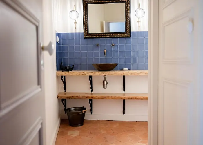 Elegant 3br Townhouse W/ En-suite Baths - Mouraria | By Airnest * Lisbon