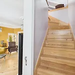Prázdninový dům Elegant 3br Townhouse W/ En-suite Baths - Mouraria | By Airnest