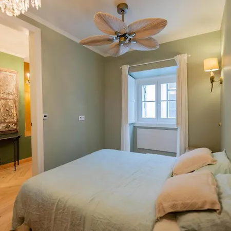 Elegant 3br Townhouse W/ En-suite Baths - Mouraria | By Airnest Ferienhaus *