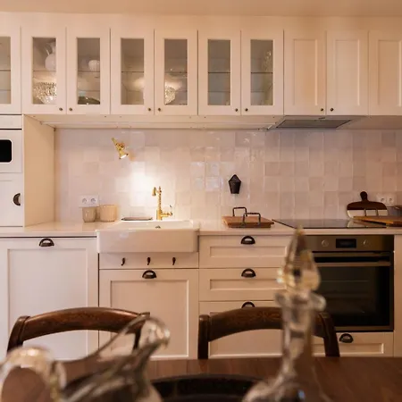 Elegant 3br Townhouse W/ En-suite Baths - Mouraria | By Airnest *