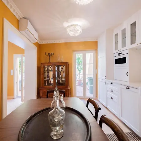 別荘 Elegant 3br Townhouse W/ En-suite Baths - Mouraria | By Airnest *