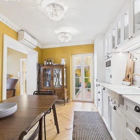 Elegant 3br Townhouse W/ En-suite Baths - Mouraria | By Airnest Casa vacanze