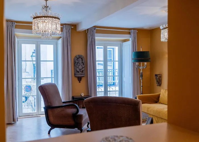 別荘 Elegant 3br Townhouse W/ En-suite Baths - Mouraria | By Airnest *