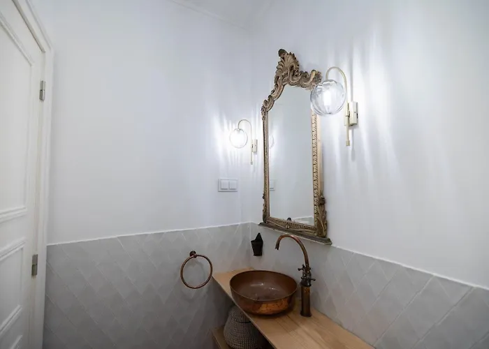 Elegant 3br Townhouse W/ En-suite Baths - Mouraria | By Airnest *