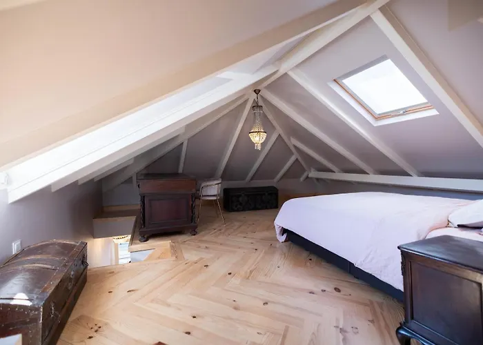 Elegant 3br Townhouse W/ En-suite Baths - Mouraria | By Airnest Lisboa