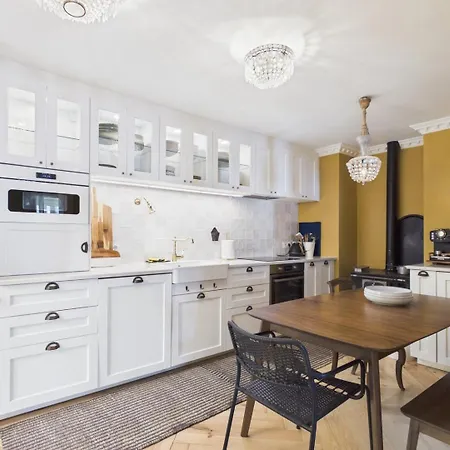 펜션 Elegant 3br Townhouse W/ En-suite Baths - Mouraria | By Airnest *