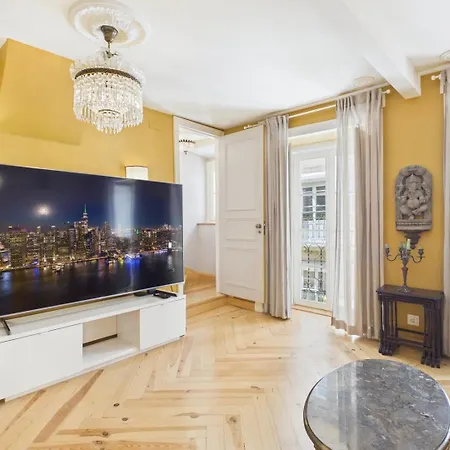 Elegant 3br Townhouse W/ En-suite Baths - Mouraria | By Airnest * 리스본