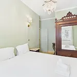 Elegant 3br Townhouse W/ En-suite Baths - Mouraria | By Airnest Сasa de vacaciones