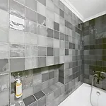Elegant 3br Townhouse W/ En-suite Baths - Mouraria | By Airnest Сasa de vacaciones *
