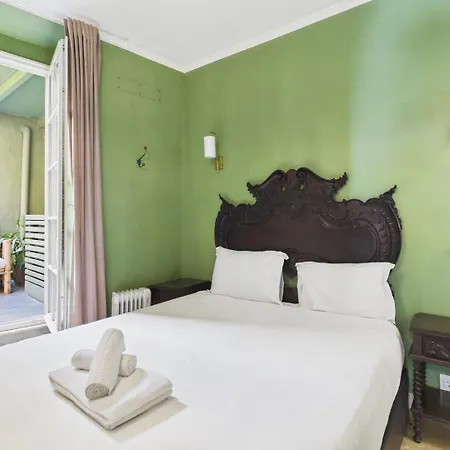Elegant 3br Townhouse W/ En-suite Baths - Mouraria | By Airnest Сasa de vacaciones