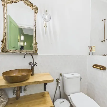 Elegant 3br Townhouse W/ En-suite Baths - Mouraria | By Airnest Casa vacanze Lisbona
