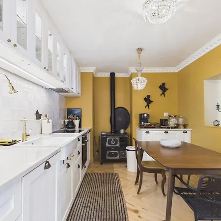 Elegant 3br Townhouse W/ En-suite Baths - Mouraria | By Airnest *